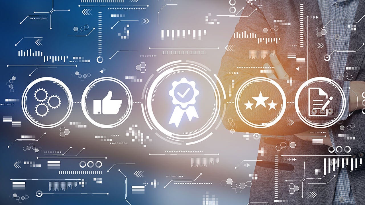 Image d'une personne derrière une superposition numérique comportant des engrenages, des étoiles, un pouce levé, un ruban, un crayon et du papier.